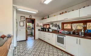 Image 6 - 810699