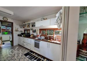 Image 8 - 810699