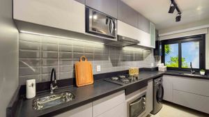 Image 4 - 810918