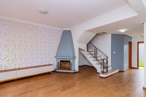 Image 3 - 811550