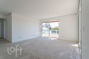 Image 35 - 811552