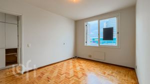 Image 8 - 811646