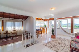 Image 1 - 811672