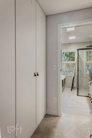 Image 19 - 811681