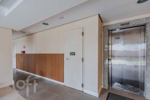 Image 21 - 811686