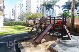 Image 5 - 811686