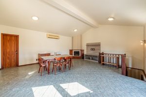 Image 11 - 811703