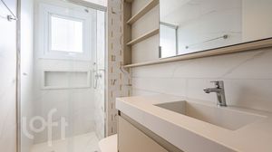 Image 19 - 811884