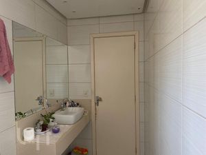Image 6 - 812176
