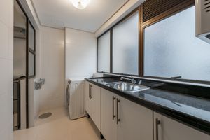 Image 15 - 812363
