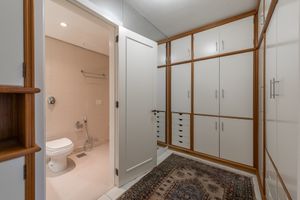Image 10 - 812363