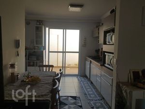 Image 11 - 812525