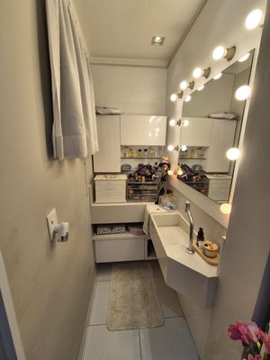 Image 8 - 812571
