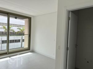 Image 8 - 812722