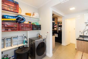 Image 31 - 812927