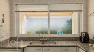 Image 30 - 813750