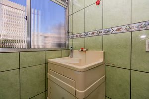 Image 9 - 814164
