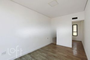Image 18 - 817942