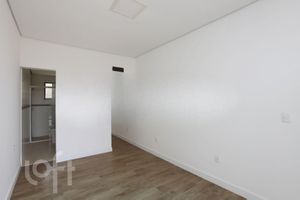 Image 19 - 817942