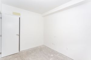 Image 10 - 818857