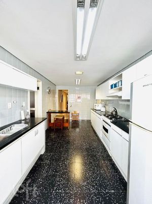 Image 11 - 819517