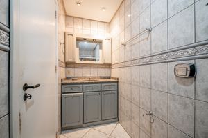 Image 33 - 820132