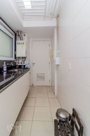 Image 19 - 821048