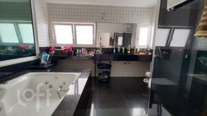 Image 5 - 824438