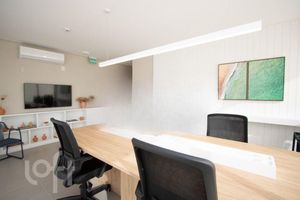 Image 19 - 825318