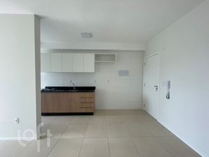 Image 12 - 826102