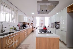Image 10 - 826296