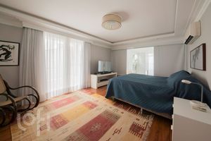 Image 21 - 826296