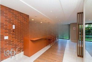 Image 5 - 826325