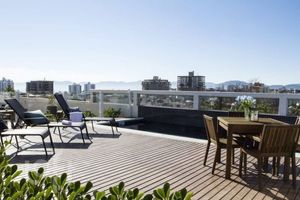 Image 17 - 826633