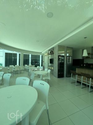 Image 24 - 827052