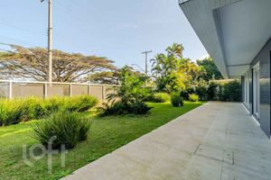 Image 8 - 828160