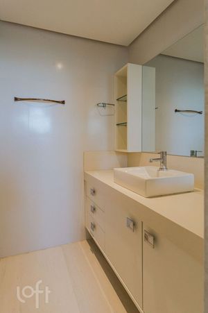 Image 30 - 828222