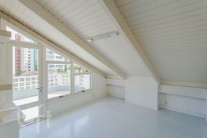 Image 44 - 828222