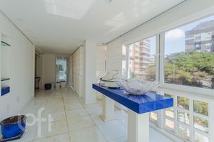 Image 11 - 828222