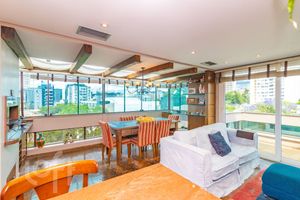 Image 17 - 828272