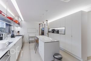 Image 21 - 828300