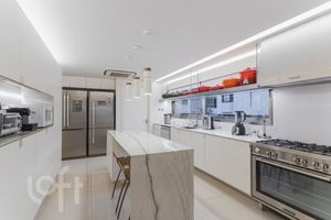 Image 18 - 828300