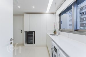 Image 23 - 828300
