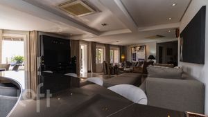 Image 19 - 828305