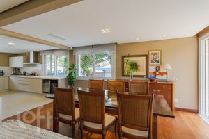 Image 33 - 828323