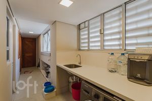 Image 11 - 828323