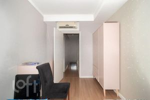 Image 34 - 832033