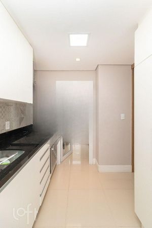 Image 19 - 832033