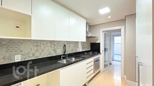 Image 19 - 832033
