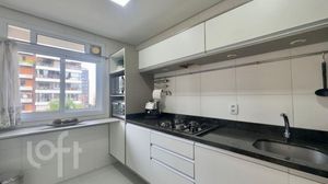 Image 13 - 832061